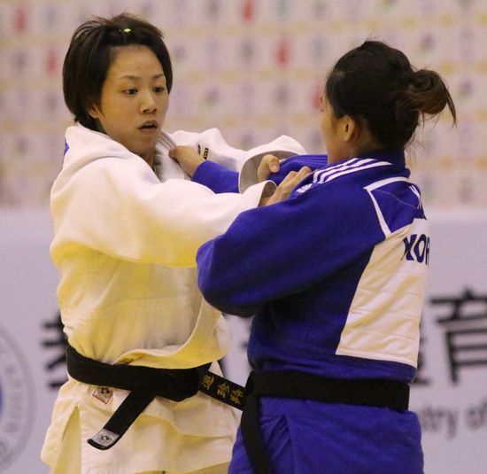 連珍羚(左)力抗韓國選手失利，只獲得銀牌。（魏立信／攝）