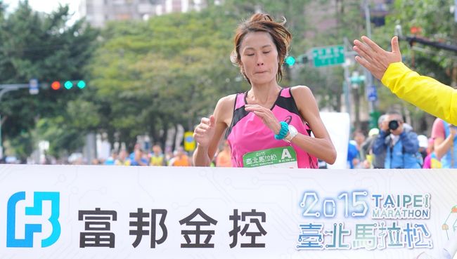 長跑女將傅淑萍將生涯初馬獻給臺北馬拉松，更以2小時51分56秒的成績一舉拿下國內女子冠軍。（北市體育局提供）