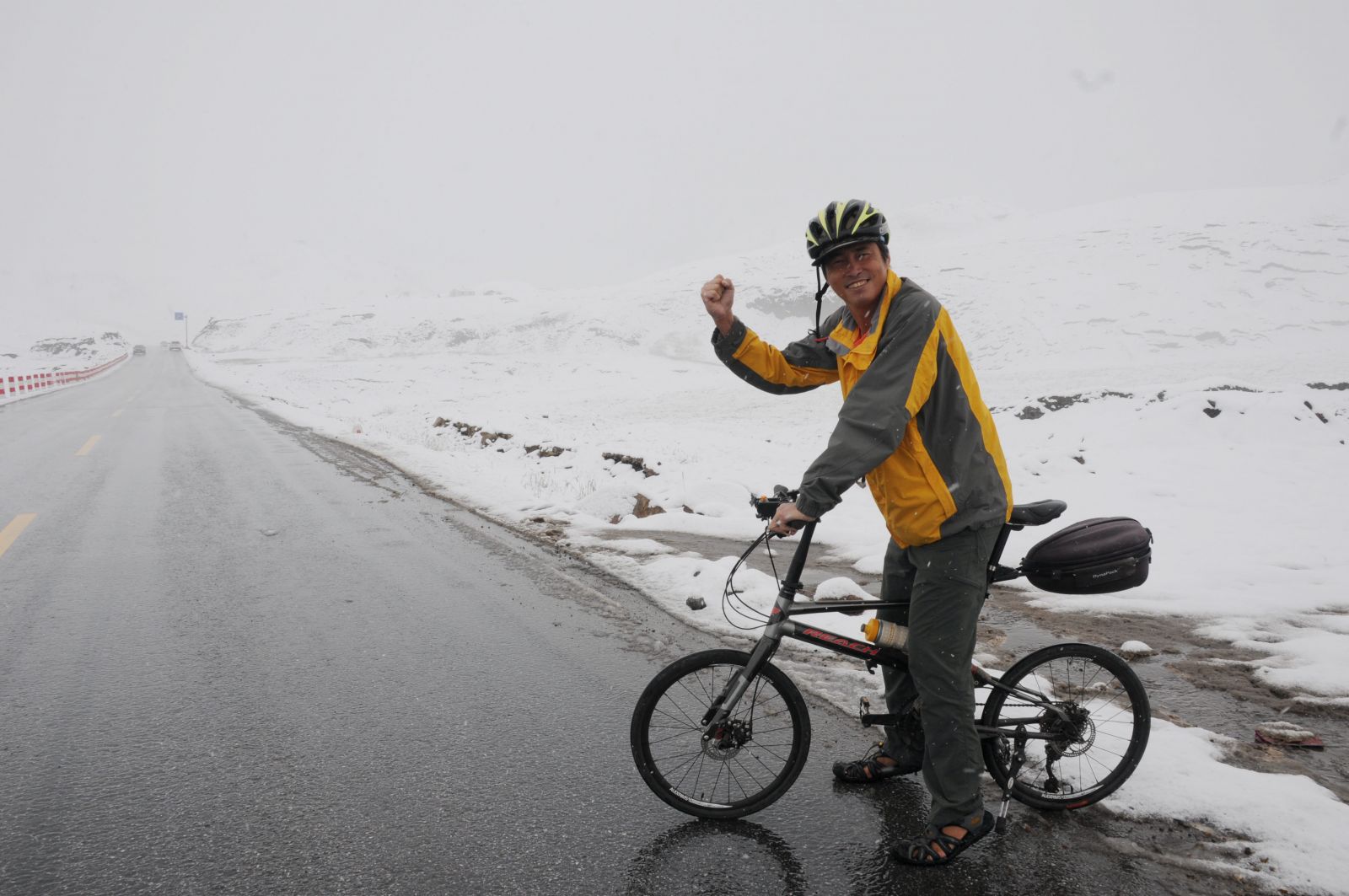 陳守忠今年完成二度單車環球壯舉，圖為2014年8月他遇上祁連山口大雪。陳守忠提供