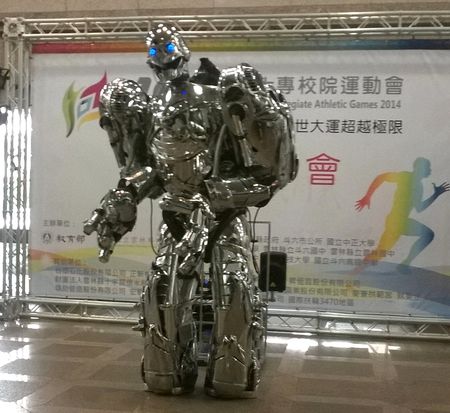 雲林科大機器人歡迎大家前往全大運。