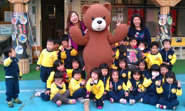 韓國濟州泰迪熊吉祥物與小朋友互動。(寬宏藝術提供)