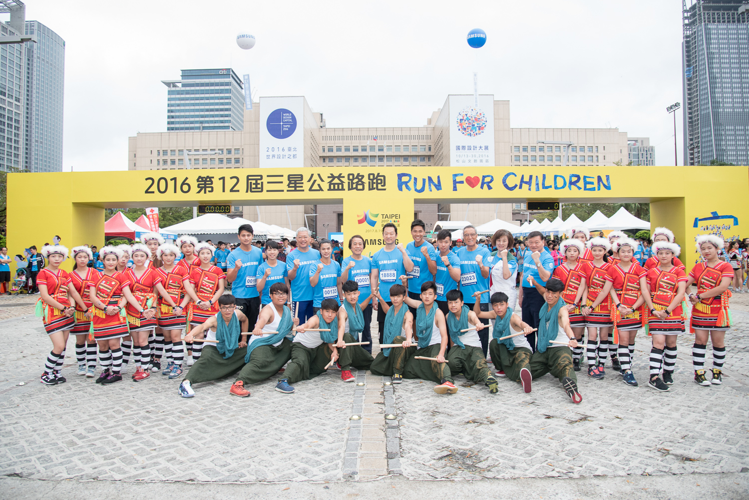 中華健兒奧運選手們與現場貴賓，以及來自花蓮與雲林的家扶小朋友們共同熱情領跑！