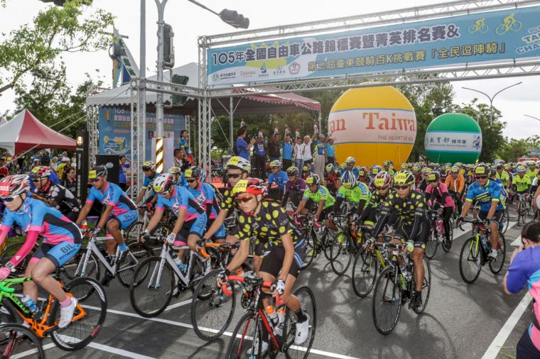 近千車手從全台各地來臺東參加第三屆臺東競騎百K挑戰賽。