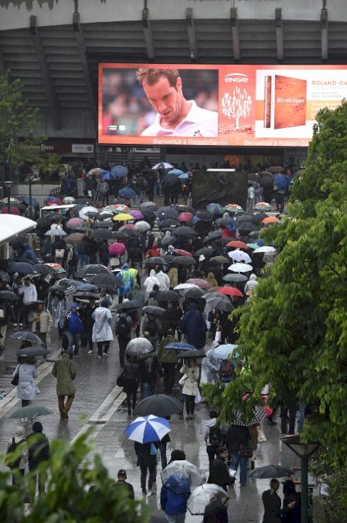 法網因雨延賽，屋頂工程延宕，同樣影響巴黎申辦奧運。(AFP)
