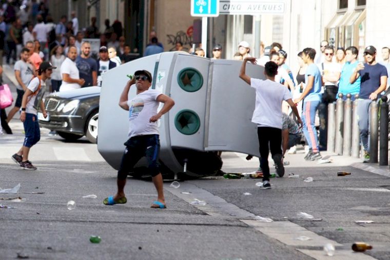 球迷在街頭暴動。(AFP)