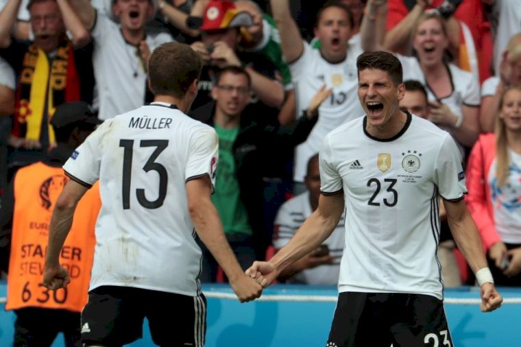 戈梅茲進球跟隊友慶祝。(AFP)
