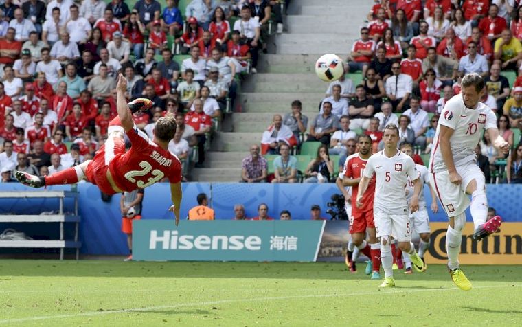 瑞士中場球星沙奇里倒掛金鉤，本屆歐洲盃最精采進球之一。(AFP)