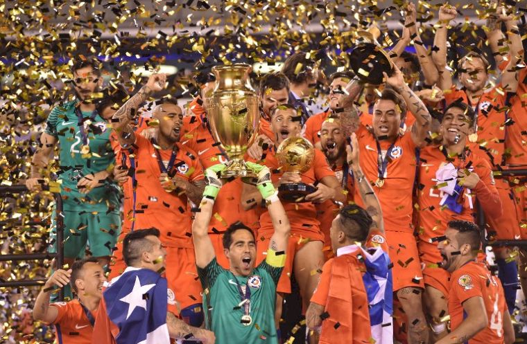 智利連兩屆高舉美洲盃冠軍。(AFP)