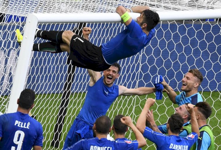 布馮爬上球門慶祝。(AFP)