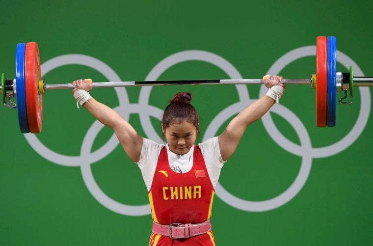 中國鄧薇破兩項世界紀錄摘金。法新社