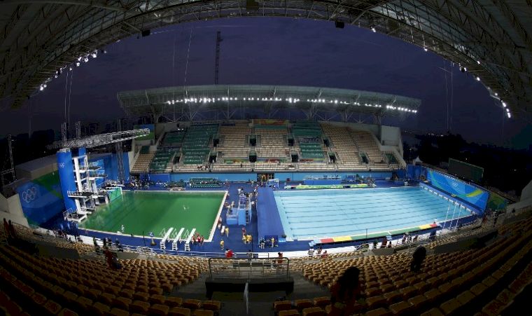 照片中可明顯看出，兩邊池水顏色大不同。奧運籌委會正調查原因。法新社
