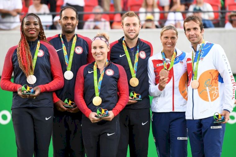 美國網球隊在混雙金包銀，大威(左一)未能收下奧運第五金。法新社