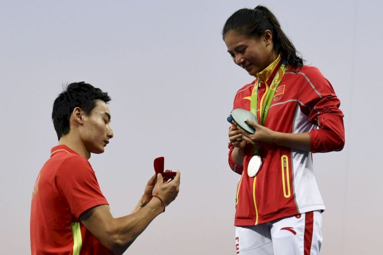 中國跳水選手秦凱（左）向何姿浪漫求婚。法新社