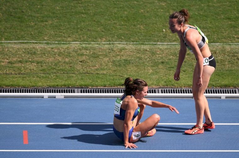 美國和紐西蘭田徑選手，在奧運展現的精神傳為佳話。法新社