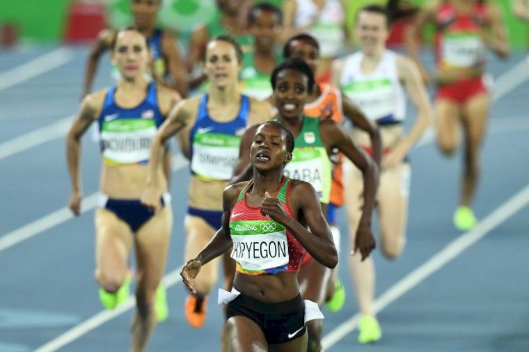 肯亞女將後段衝刺超越眾家好手，奪下1500公尺金牌。法新社　