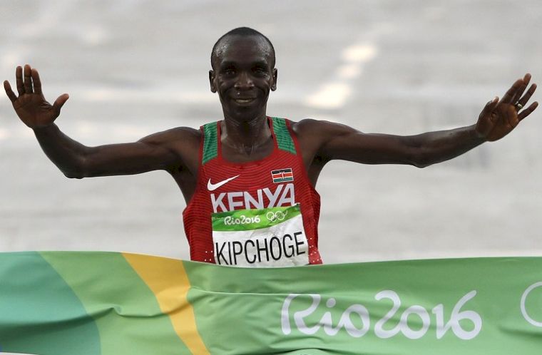 里約奧運馬拉松金牌肯亞跑者回國不是問題，但代表團其他選手卻待在貧民窟等飛機。法新社