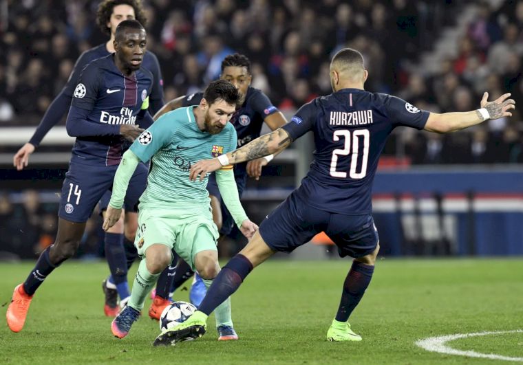 梅西（中）被巴黎聖日耳曼球員嚴加看管。法新社