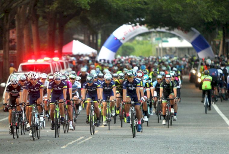 塔塔加自行車大賽出發。中華民國自行車騎士協會／提供