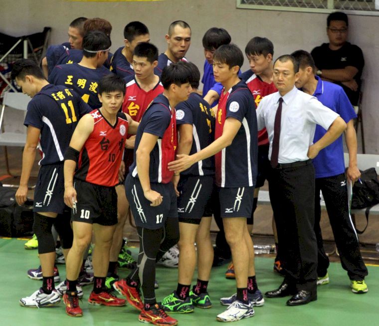 台電男排執行教練李世家(右)帶隊三年，率隊完成例行賽三連霸霸業。中華民國排球協會／提供。