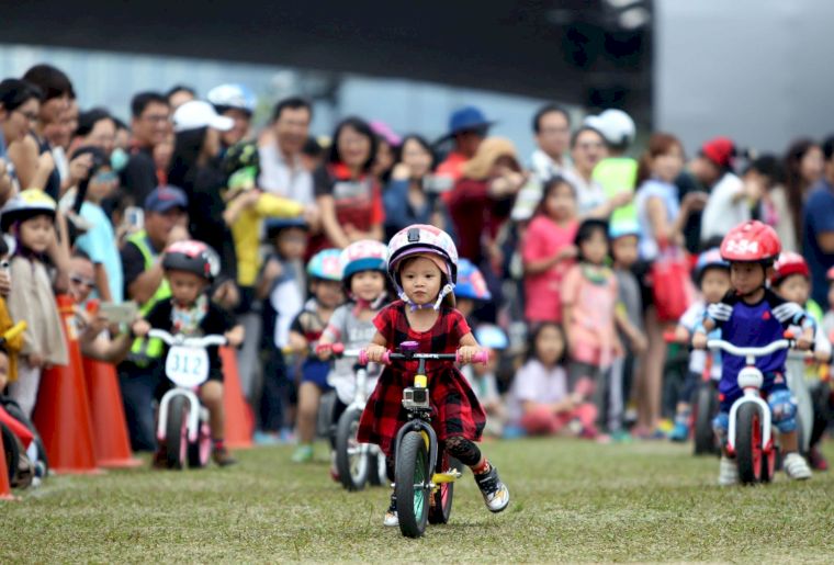 日月潭單車嘉年華會滑步車賽，王婕恩(前)一馬當先技驚全場。中華民國自行車騎士協會／提供。