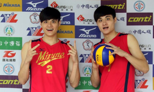 美津濃隊雙胞胎劉鴻杰(左)和劉鴻敏。中華民國排球協會／提供。