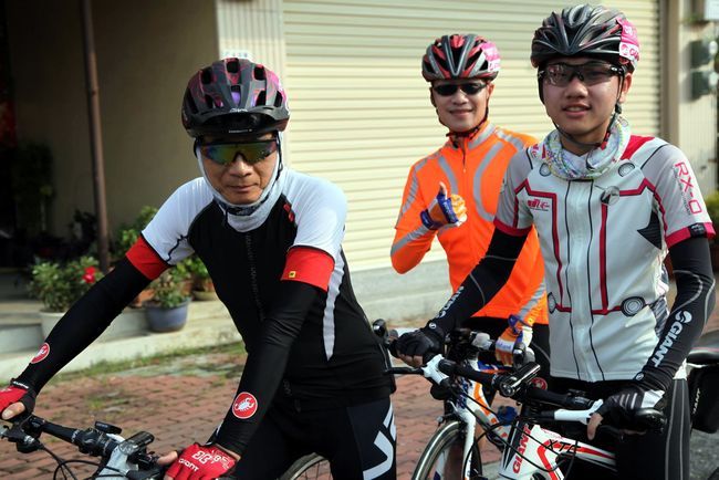 73歲的抗癌鬥士李明宗(左起)和女婿邱大紘、外孫邱奕遠一起完成親子單車環台成年禮。自行車新文化基金會／提供。