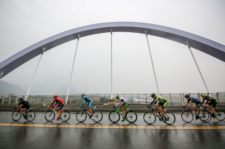 2016環台賽最終站行經在地特色的甲仙大橋。圖/中華民國自由車協會提供