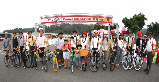 OZOTW隊參加日月潭自行車嘉年華古典單車騎遊。（中華自行車騎士協會提供）