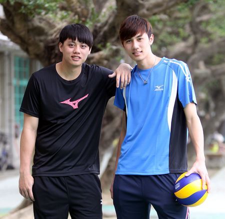 企排十二年兄弟檔再添一對，台大高材生呂姜耀凱(右)繼哥哥呂姜耀強後，也加入企排。中華民國排球協會／提供。