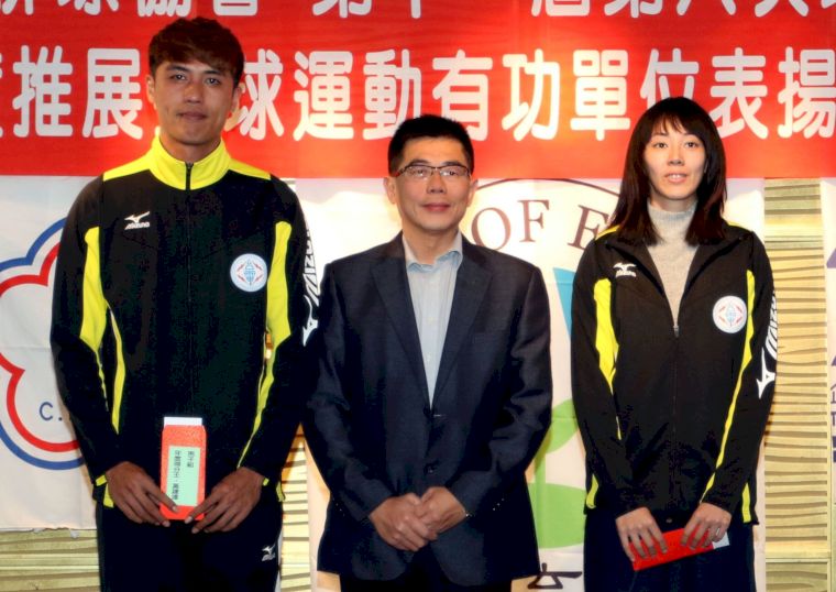 企排12年得分王台電黃建逢(左)和得分后台電王欣婷(右)。中華民國排球協會／提供。