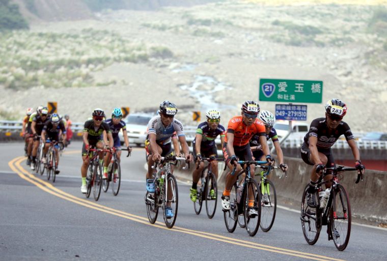 塔塔加自行車大賽主集團通過愛玉橋。中華民國自行車騎士協會／提供