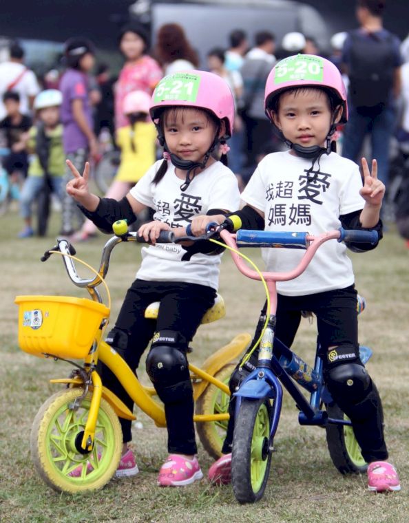 日月潭單車嘉年華會滑步車賽，雙胞胎姐妹花羅品雯、羅品淳。中華民國自行車騎士協會／提供。