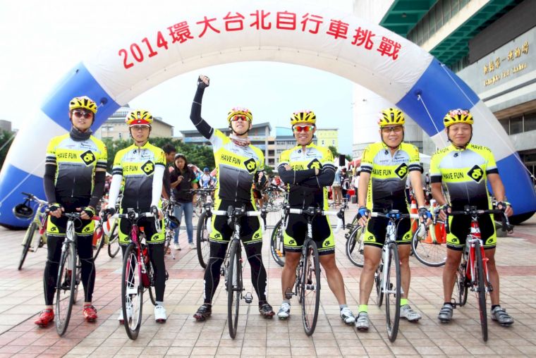 國民體育日代言人陳漢典（左三）參加50K環大台北自行車挑戰。（中華自行車騎士協會提供）