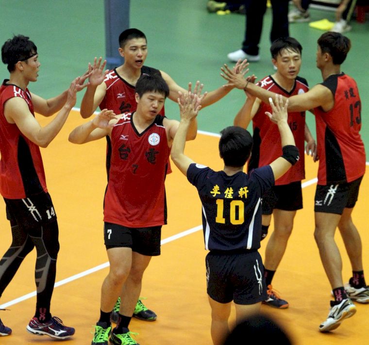 台電得分後互相擊掌祝賀。中華民國排球協會／提供。