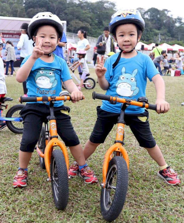 日月潭單車嘉年華會滑步車賽，雙胞胎季哲賢、季哲霆。中華民國自行車騎士協會／提供。