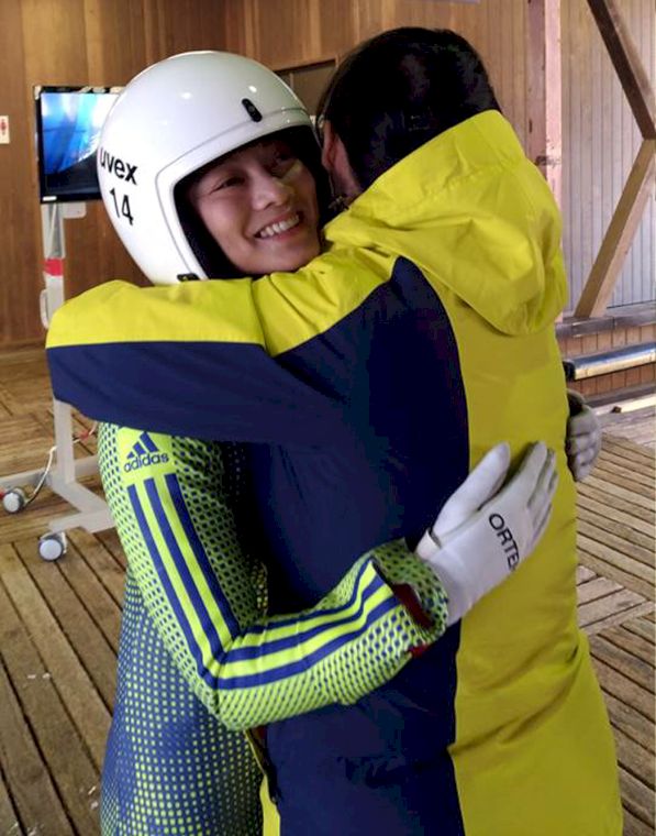 選手林芝韻完賽後，與治療師相互擁抱。中華民國雪橇雪車協會／提供。