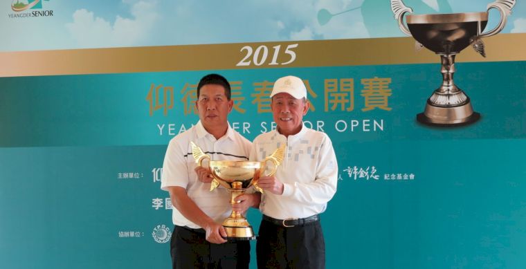 林吉祥（左）贏得冠軍，資生堂董事李國中頒發冠軍獎杯。(大會提供)