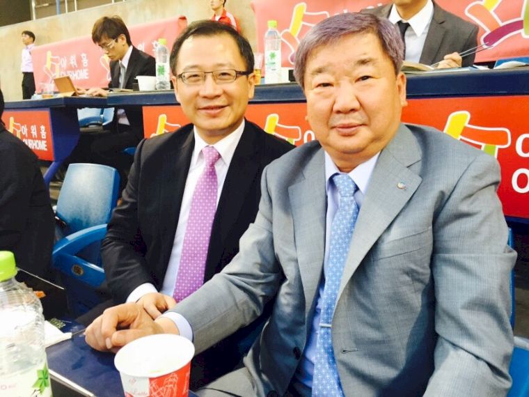 具本綾(右)邀請吳志揚長(左)一起觀賞在首爾蠶室棒球場進行的LG雙子隊和KT巫師隊比賽。(中職提供)