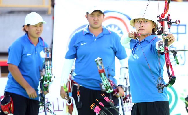 亞洲射箭大獎賽，中華隊獲得女子複合弓團體賽銀牌，右二為溫甯萌。（中華射箭協會提供）