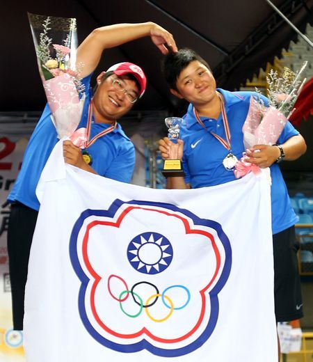 亞洲射箭大獎賽，中華隊龔林祥（左）與黃逸柔（右）獲得混雙銅牌。（中華射箭協會提供）