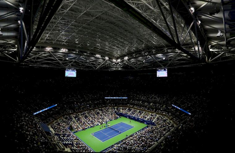 美網屋頂讓比賽不受天雨影響，首度比賽中關屋頂發生在納達爾比賽時。法新社