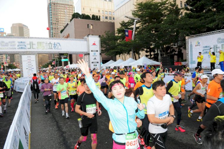 一年一度的台北國際馬拉松都吸引數萬人參與。大會提供