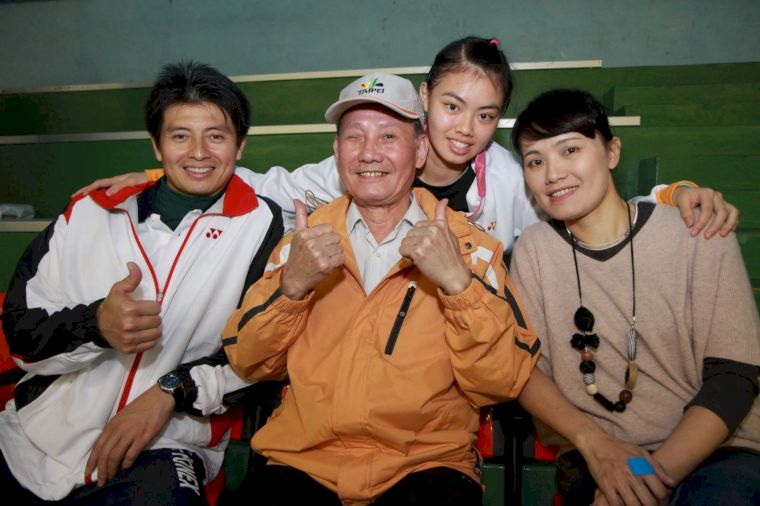 「羽球冠軍家庭」李謀周、陳文和、李佳馨、陳曉莉（由左至右）場邊合影（大會提供）