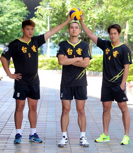 台電陳保宏(中)是企業排球聯賽全勤生，從企排元年便和隊友李瑞斌(左)、林乃勤(右)並肩作戰。中華排球協會／提供。