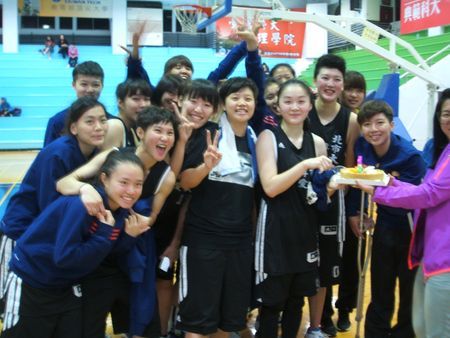 102學年UBA女籃複賽25日北市大博愛王鈺婷生日贏球。（大專體總提供）