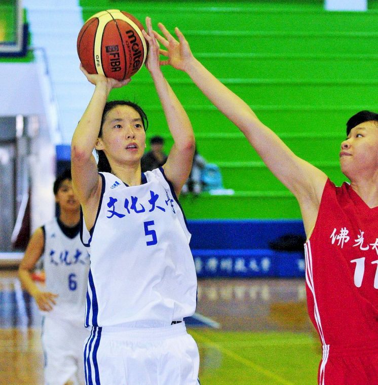 102學年UBA女籃複賽25日文化吳宜庭出手。（大專體總提供）