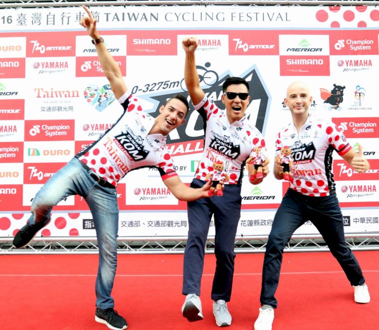 三立愛玩客主持人吳鳳(右起)和竇智孔及費丹尼，將體驗2016台灣自行車登山王挑戰。中華民國自行車騎士協會／提供
