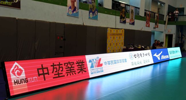 106企排十一年挑戰賽首度啟用的電子廣告看板，是由中窯業董事長邱俊旭贊助。中華民國排球協會／提供。