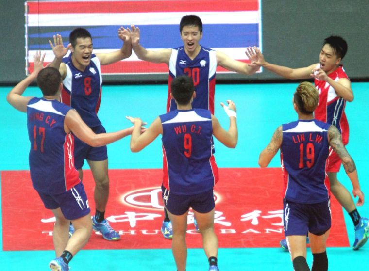 台灣隊開心擊掌。中華民國排球協會／提供