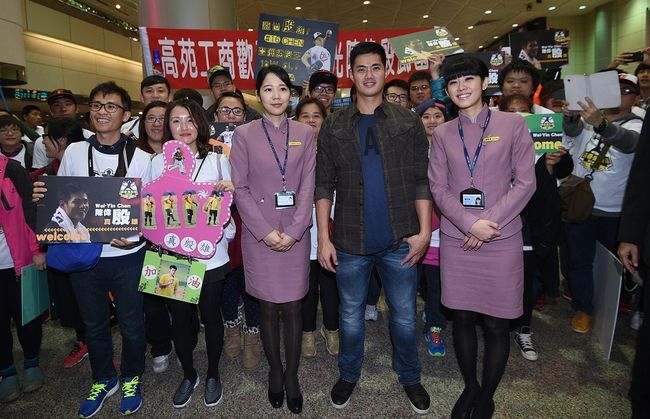 12月10日超過百位球迷熱血在機場迎接台灣「殷」雄陳偉殷！（大漢整合行銷提供）